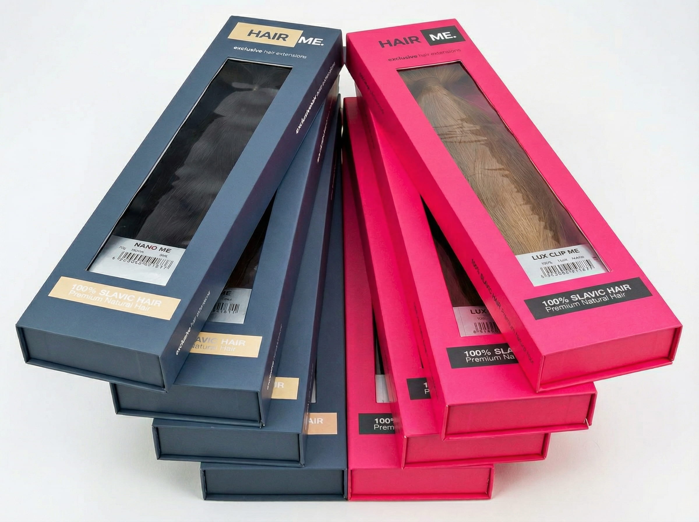 Zestaw kolorowych, eleganckich opakowań z&nbsp;profesjonalnymi pasmami do&nbsp;przedłużania i&nbsp;zagęszczania włosów ułożonych na&nbsp;białym tle.